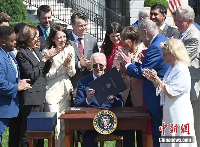 当地时间8月9日，美国总统拜登在白宫签署《芯片和科学法案》。中新社 图