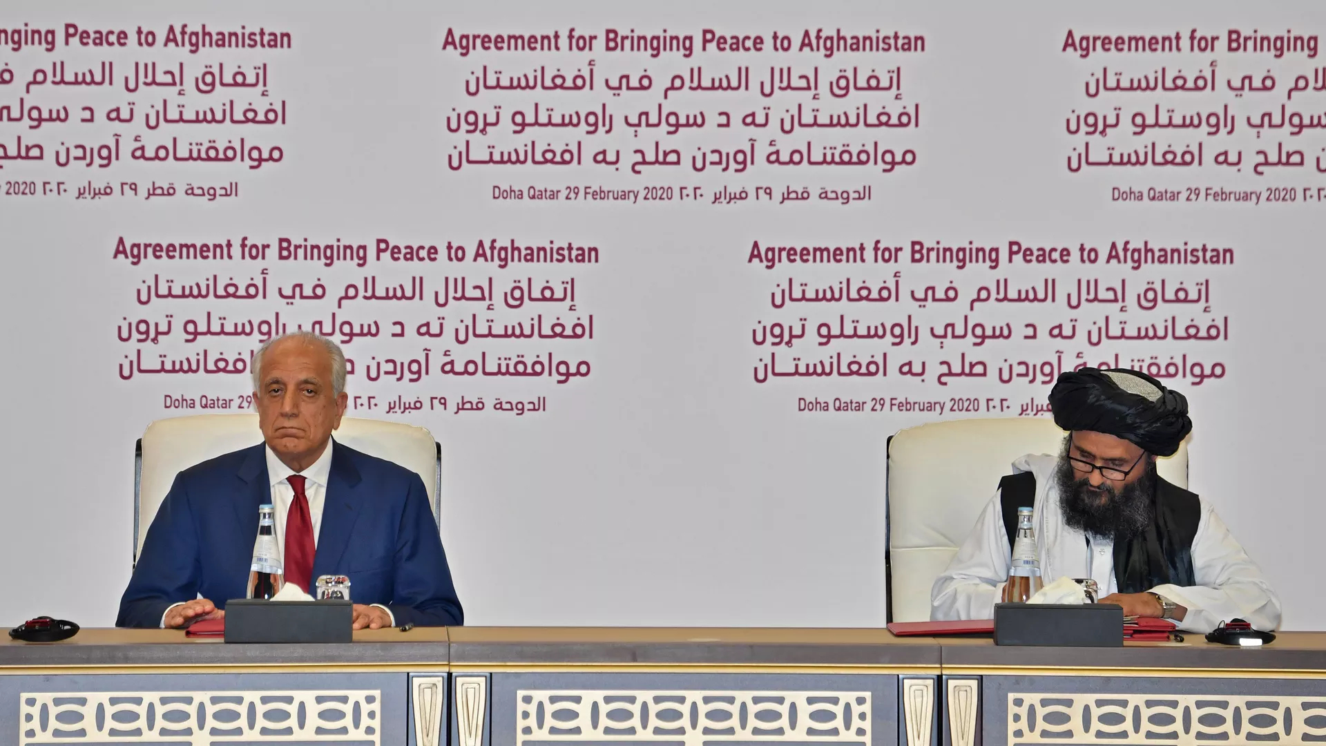2020年2月，哈利勒扎德（左）与阿富汗塔利班在卡塔尔首都多哈签署和平协议。图片来源：法新社