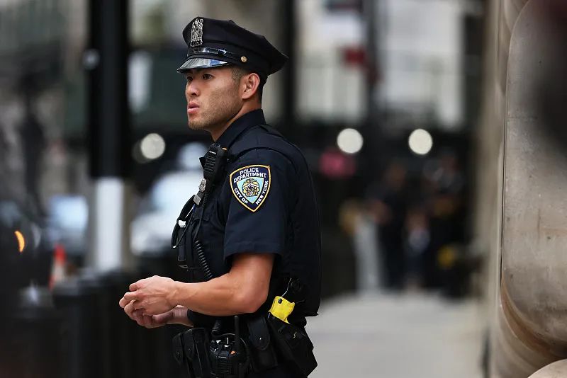 10日，纽约警察在纽约总检察长办公室等待特朗普。图源：视觉中国
