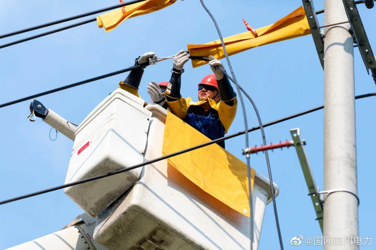 国网广元供电公司的工作人员在保障供电 图源微博@国网四川电力