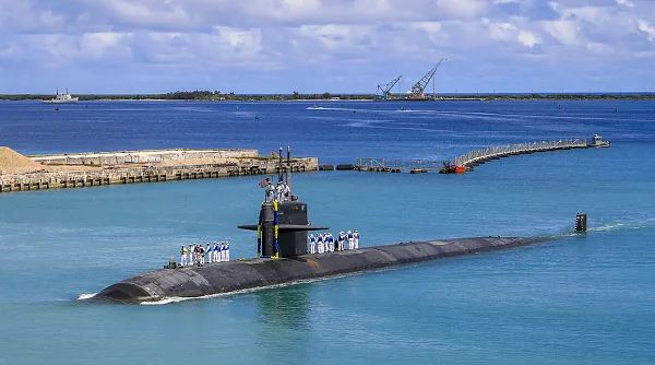 當地時間2021年8月19日，美國關島，美國洛杉磯級攻擊核潛艇返回海軍基地。圖源：視覺中國