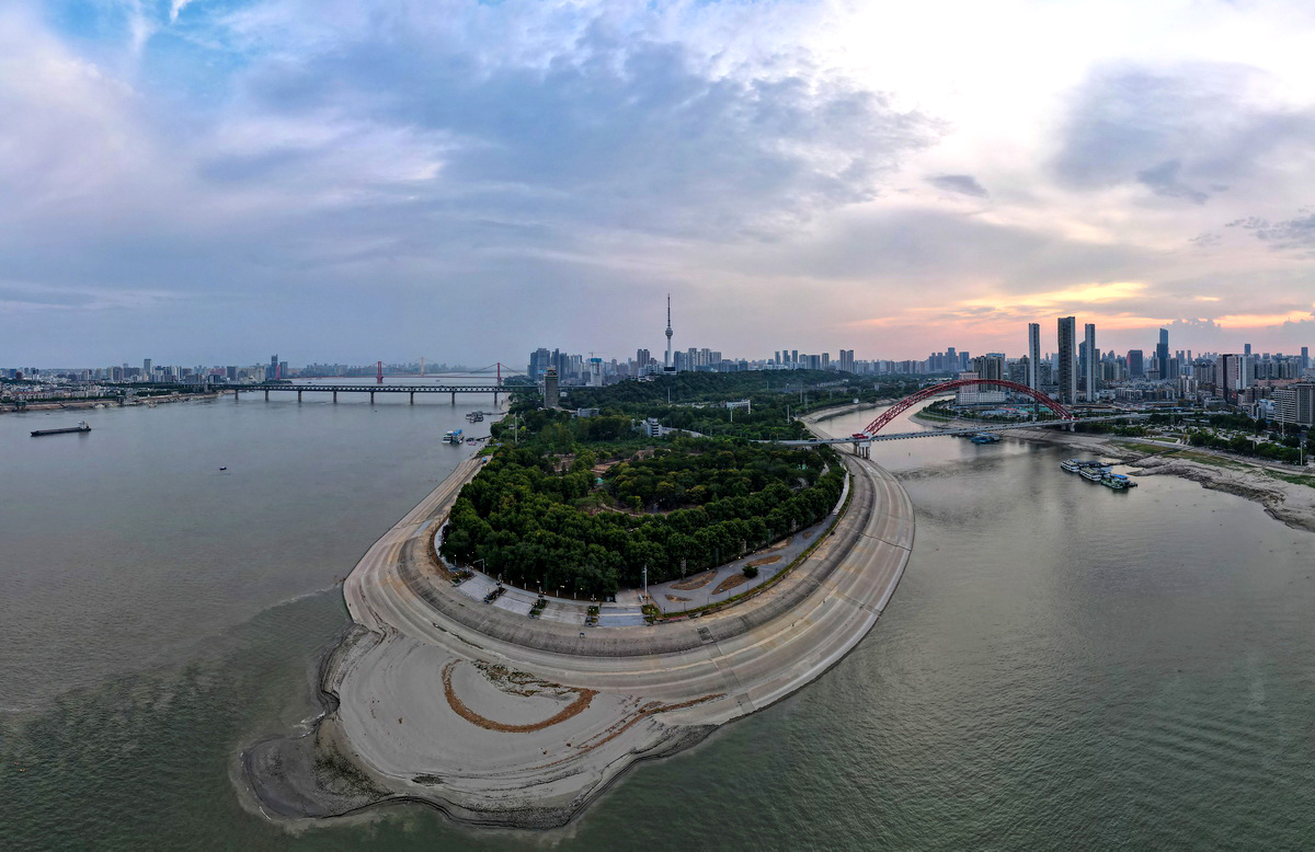  2022年8月17日，武汉，长江与汉江交汇处的汉阳南岸嘴露出大片沙滩。