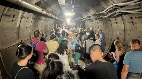 英法海底隧道列车突发故障乘客被困（卫报视频截图）