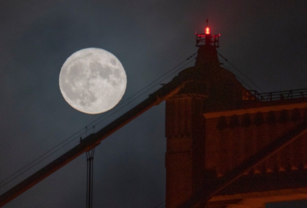 这是7月13日在美国旧金山金门大桥附近拍摄的“超级月亮”。新华社发（李建国摄）
