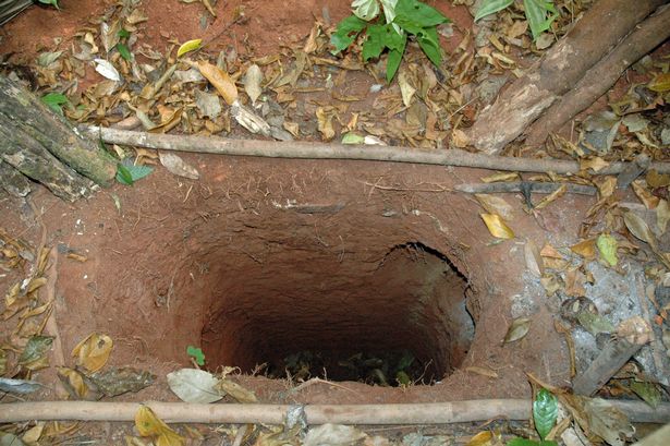 原住民男子挖的地穴，外界习惯称其为“穴中印第安人”。    