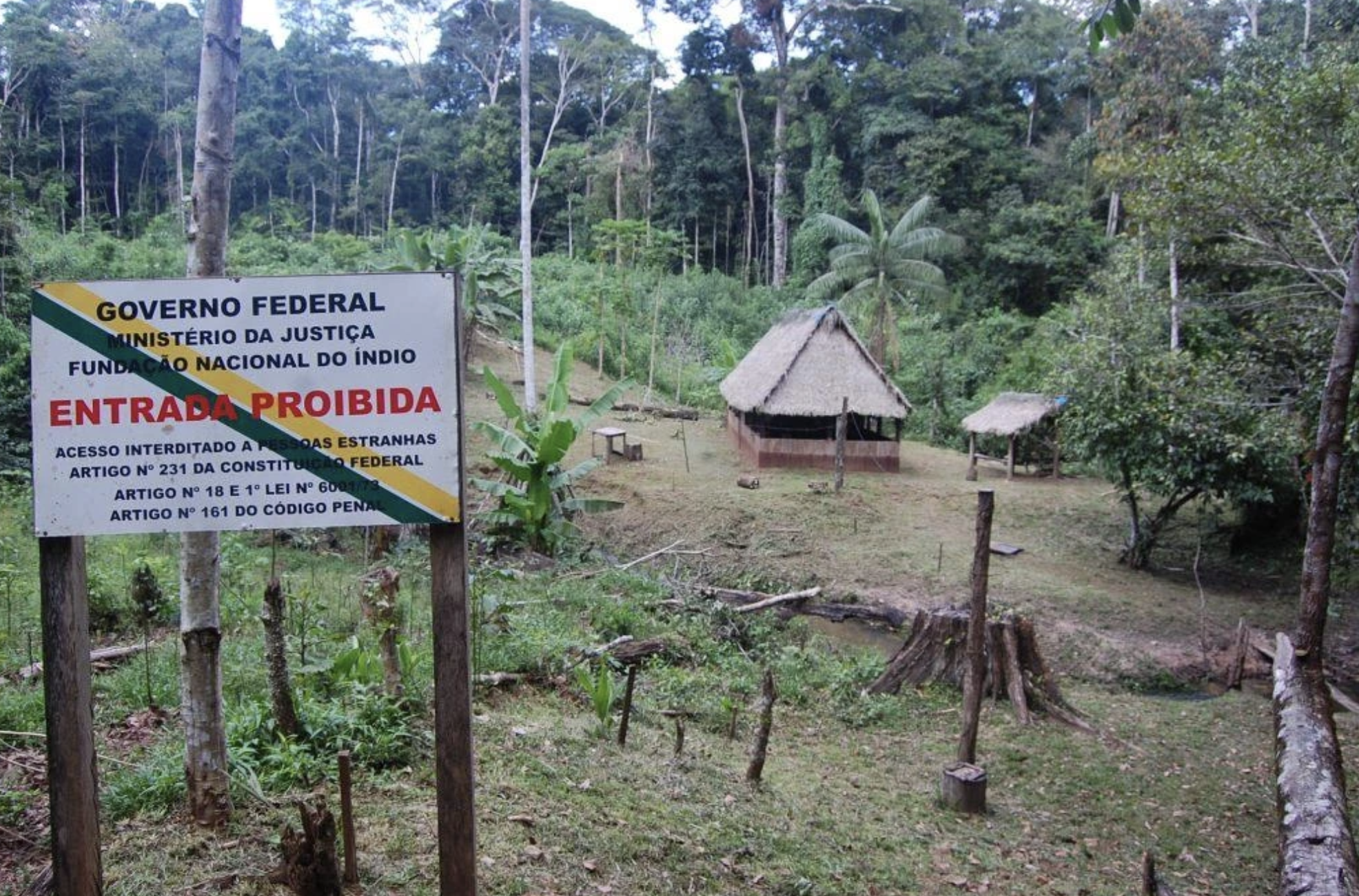 警告牌上告知外人不要进入巴西西部偏远的原住民部落保护区。