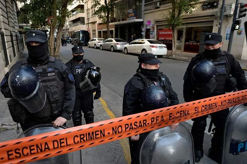 当地时间9月2日，警察在阿根廷副总统克里斯蒂娜的住宅外站岗。图/视觉中国