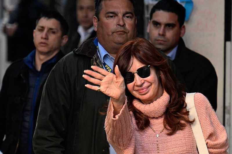 当地时间9月2日，阿根廷副总统克里斯蒂娜在住所外向她的支持者致意。图/视觉中国