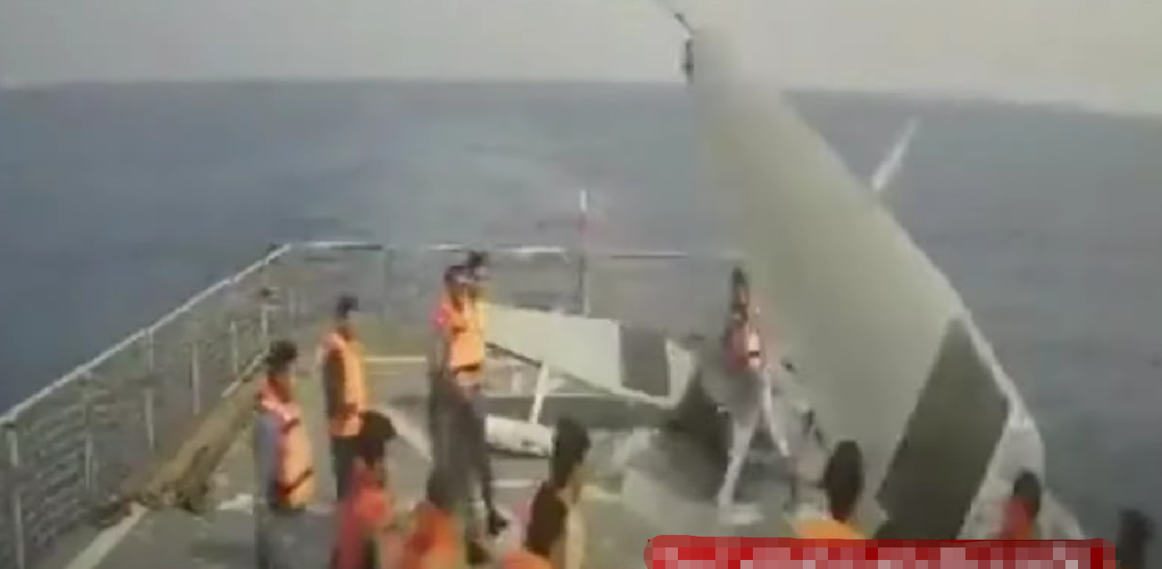 伊朗人员将捕获的美军无人艇推下甲板（伊朗国家电视台）。