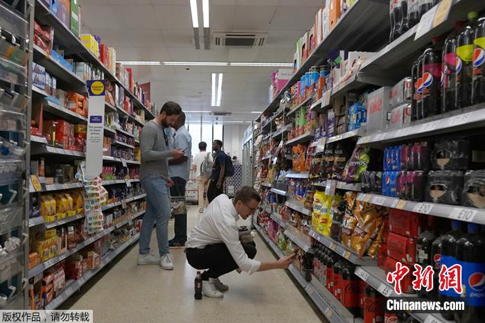 2022年8月17日，消费者在伦敦的一家超市购买食品。
