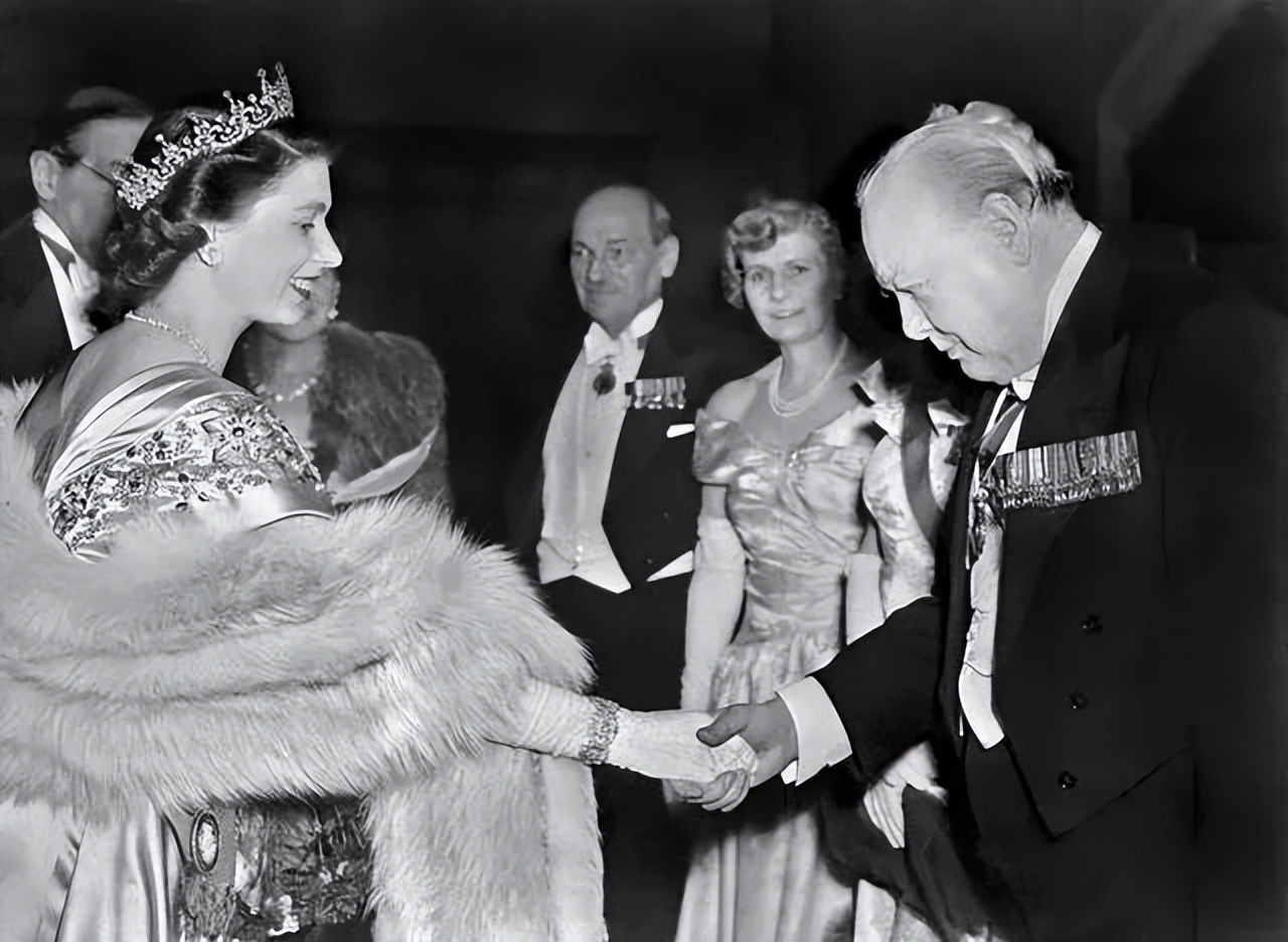 1950年，伊丽莎白二世与丘吉尔会面。