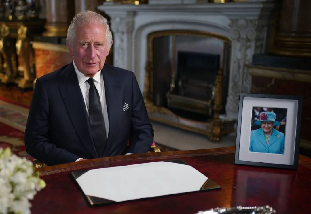  当地时间2022年9月9日，英国伦敦，英国国王查尔斯三世发表全国电视讲话，这是其首次作为国王发表电视讲话。图/IC photo