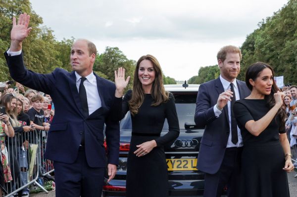 （左起）威廉王子与妻子凯特王妃，哈里王子与妻子梅根。（法新社）