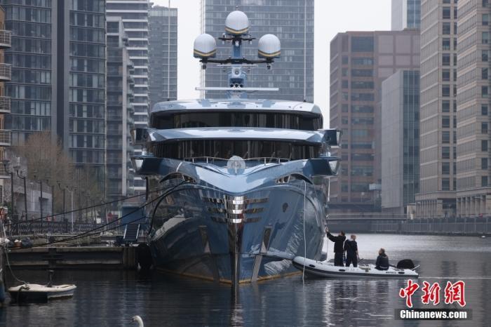 英国政府扣押一艘俄商人的超级游艇，价值3800万英镑（约人民币3.2亿元）。图片来源：视觉中国