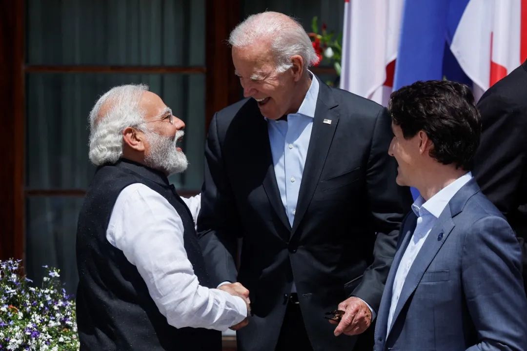 ▲6月27日，德国巴伐利亚州，七国集团峰会期间，印度总理莫迪与美国总统拜登交谈。图/IC photo