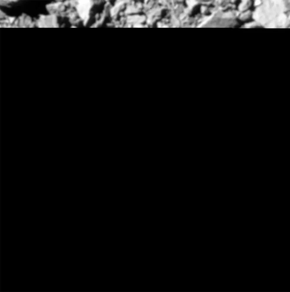 撞击前1秒DART航天器所拍摄的迪弗莫斯，由于图像在传输过程中DART航天器因撞击而被摧毁，故图像不完整。
