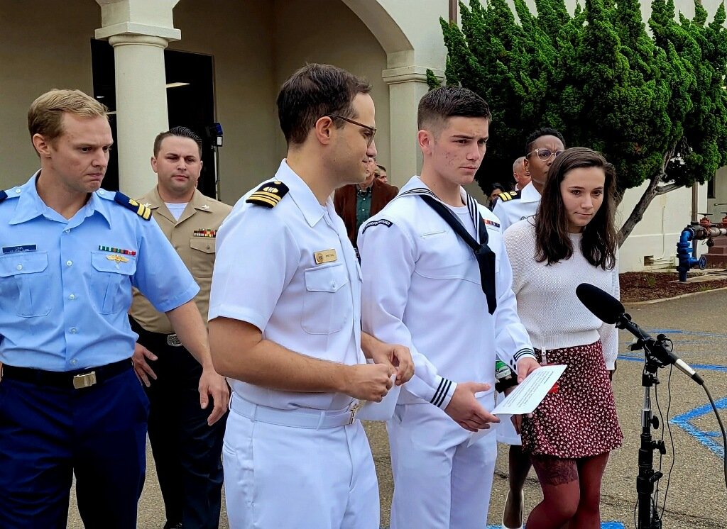 图中右二白人男子即梅斯 图片来源：美国海军研究学会新闻网