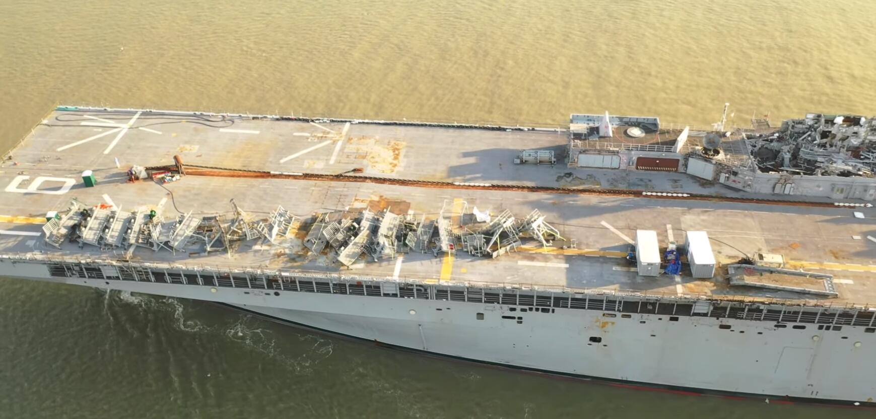 “好人理查德”号两栖攻击舰被拖入布朗斯维尔港时的视频截图，甲板上堆放了不少拆下来的零件