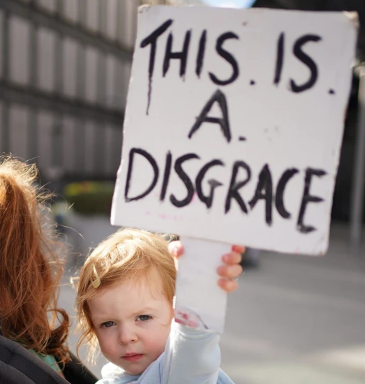 英国10月1日爆发大规模示威活动，人们对当前能源和经济状况表示不满，其中一名儿童高举着写有“这是耻辱”的标语牌