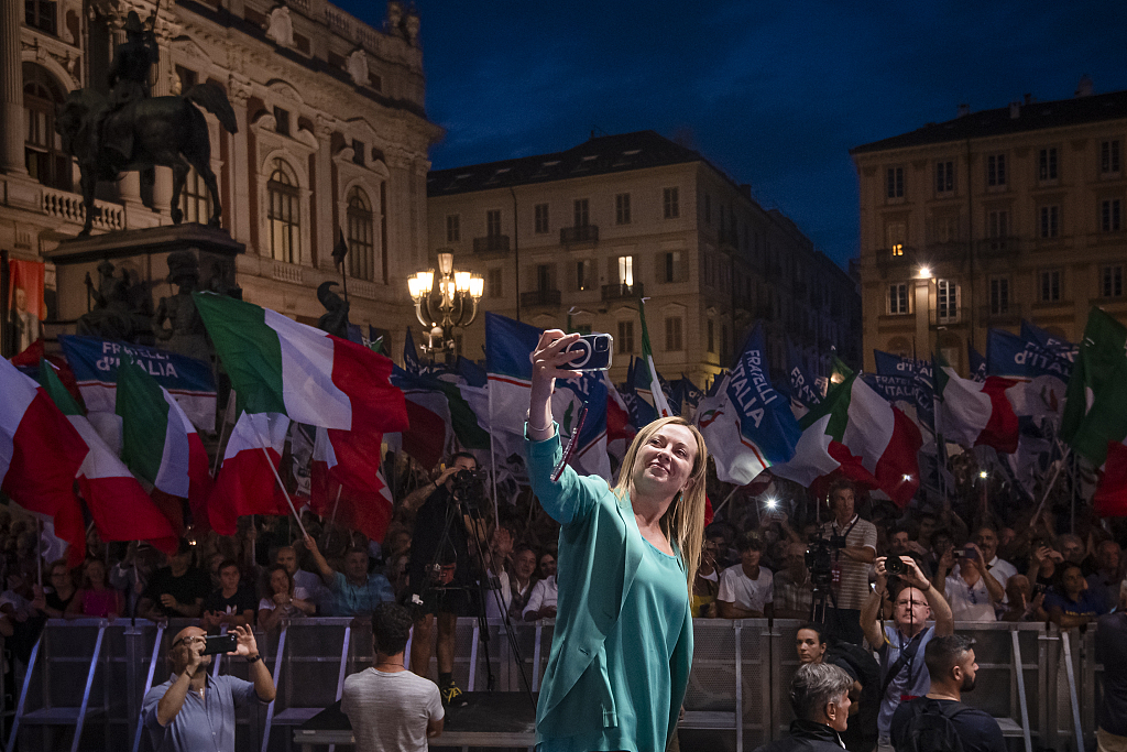 当地时间2022年9月13日，意大利都灵，意大利极右翼政党“意大利兄弟”的领导人乔治娅·梅洛尼在大选竞选活动的集会上与支持者自拍。视觉中国 资料图