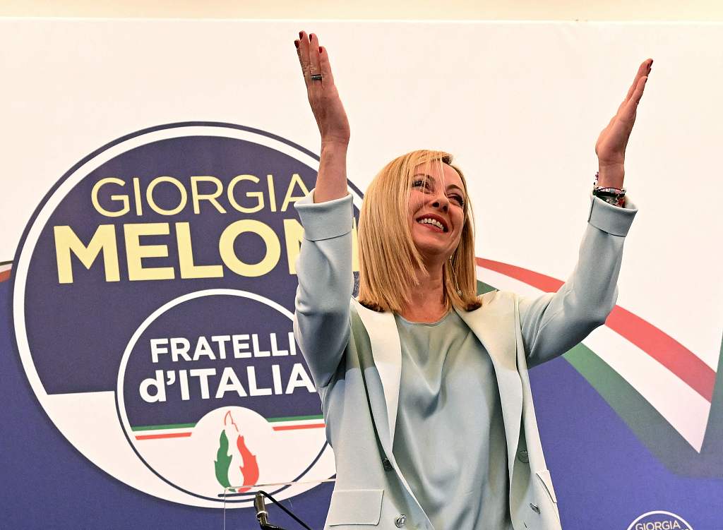 当地时间2022年9月26日，意大利罗马，意大利议会选举投票结束后，意大利极右翼政党“意大利兄弟党”党首梅洛尼连夜在该党罗马的竞选总部发表演讲，向观众致谢。视觉中国 图