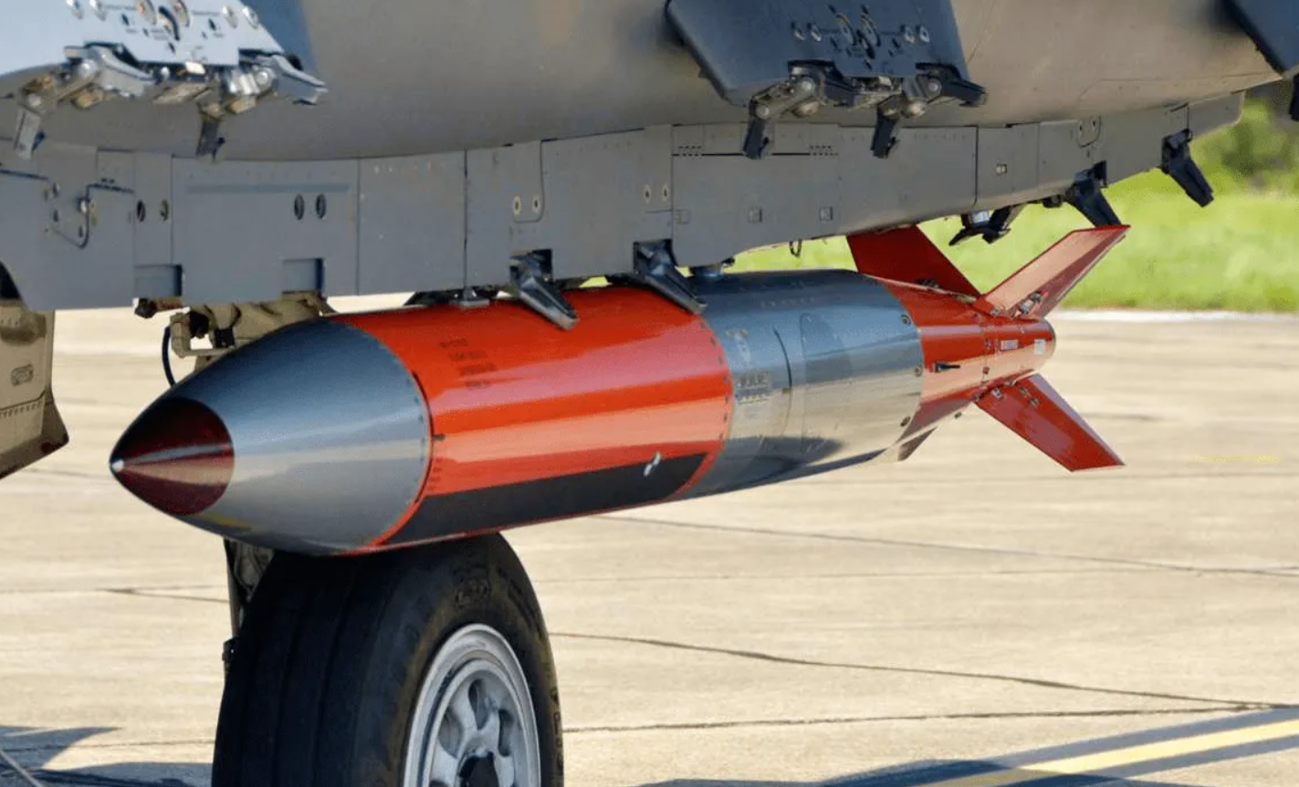 F-15战斗机挂载的B-61核炸弹。