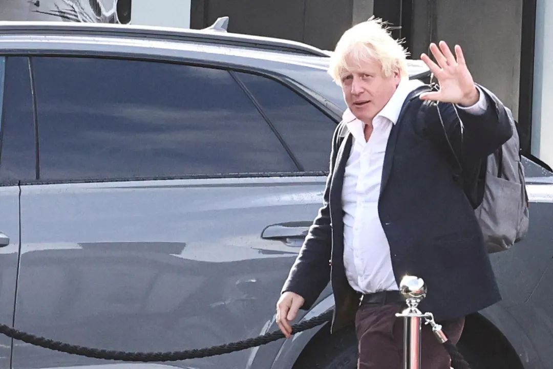 当地时间2022年10月22日，英国伦敦，英国前首相鲍里斯·约翰逊抵达盖特威克机场。图/IC photo
