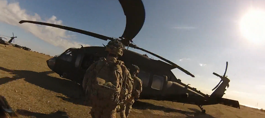 美陆军第101空降师在罗马尼亚演习，CBS报道视频截图