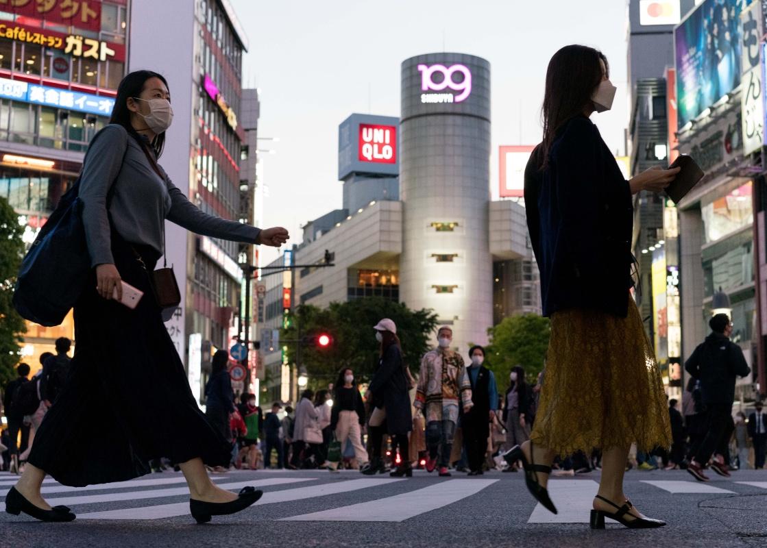 ▲人们佩戴口罩走在日本东京涩谷街头。图/新华社