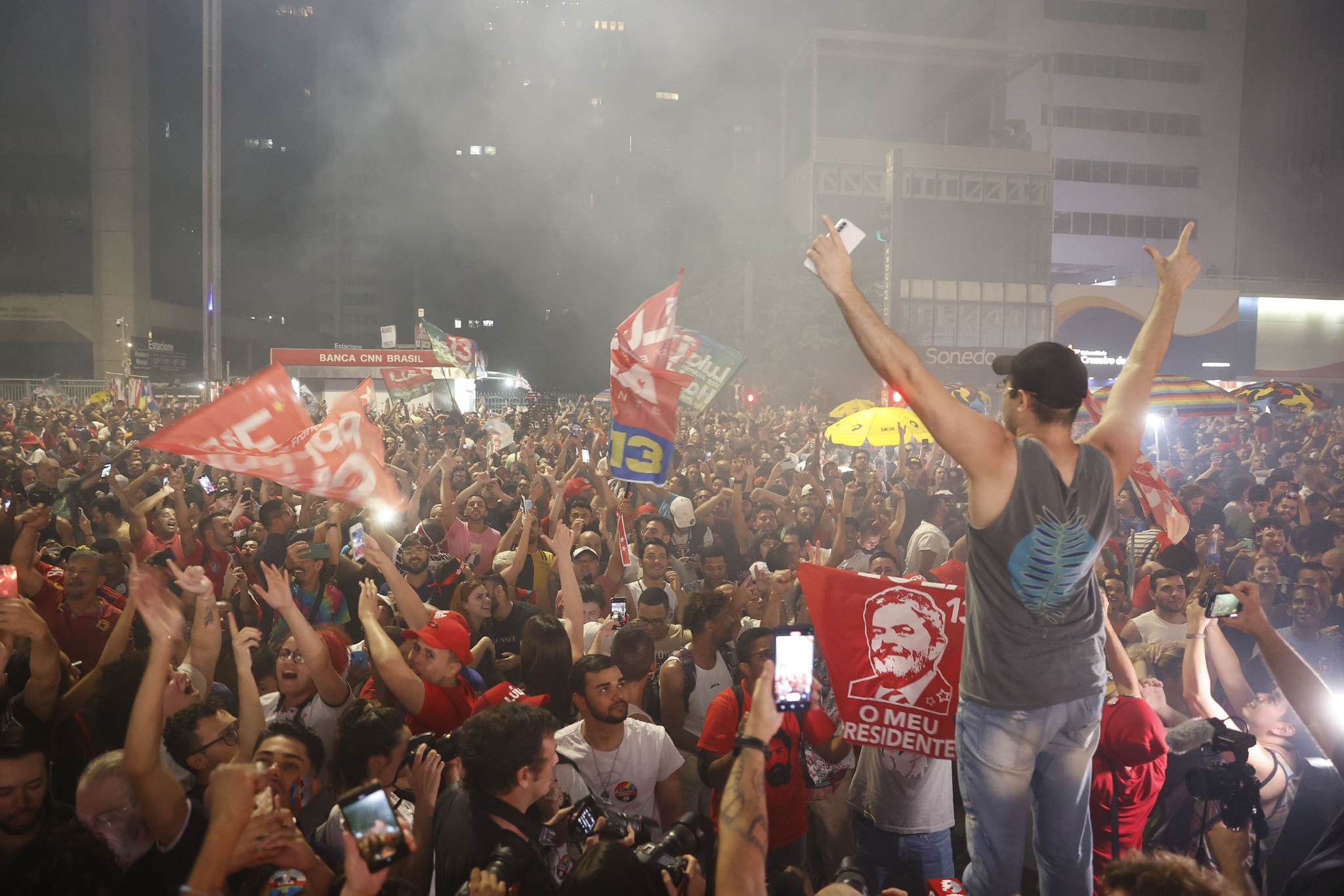 当地时间10月30日，卢拉的支持者在巴西街头庆祝卢拉当选 图自澎湃影像