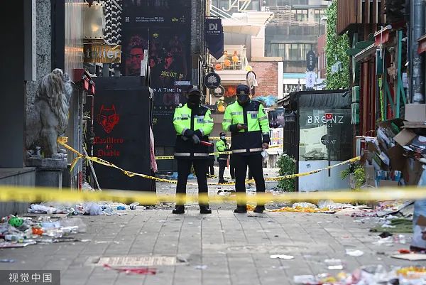 当地时间2022年10月30日，韩国首尔，在梨泰院发生大规模踩踏事故的第二天，事故现场被管制。图源：视觉中国