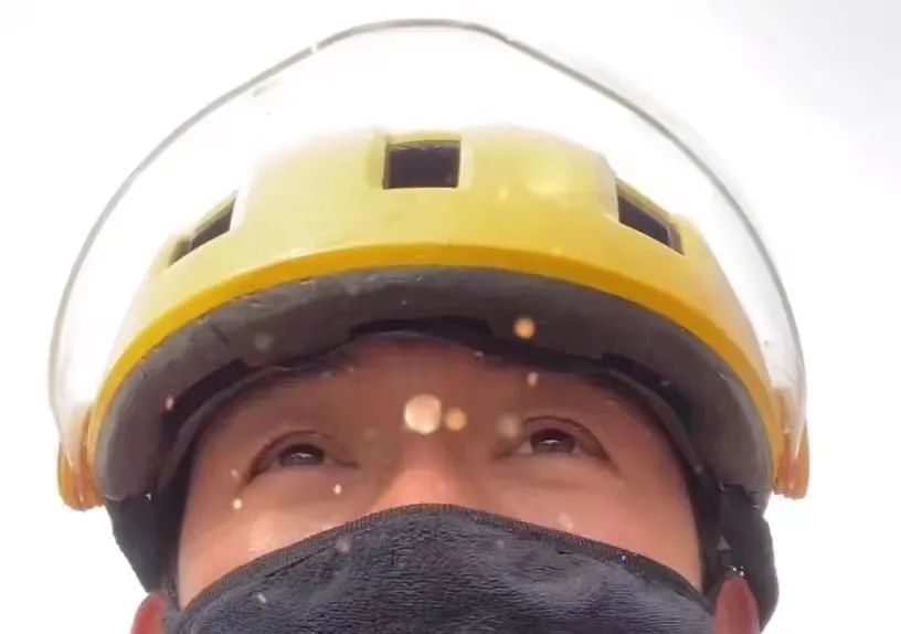 张军戴着骑手头盔的照片，他用作抖音账号头像。受访者供图
