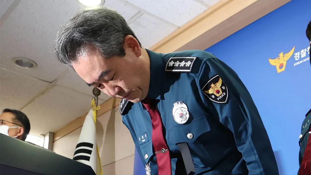韩国警察厅厅长尹熙根鞠躬道歉 图源：韩联社