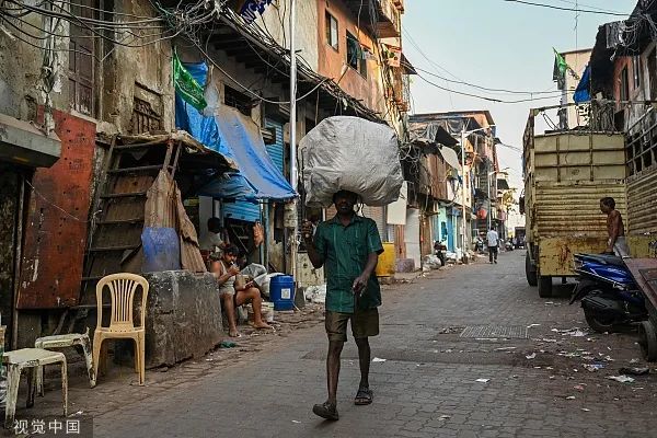 当地时间2022年11月2日，印度孟买，达拉维贫民窟的一名工人。图源：视觉中国