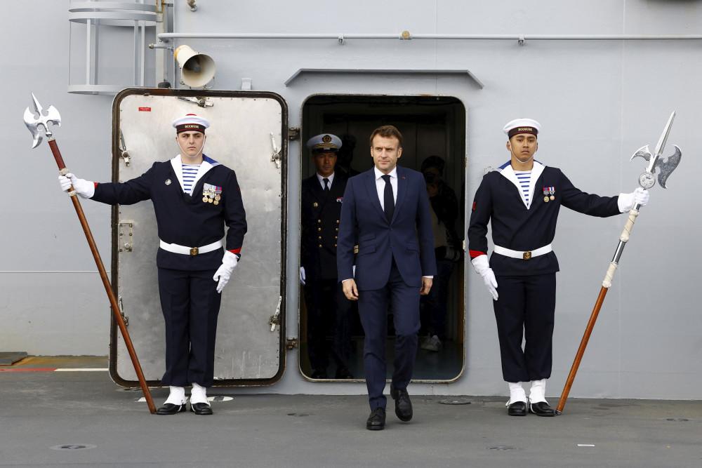 ▲当地时间2022年11月9日，法国总统马克龙视察土伦港的军舰。图/新华社