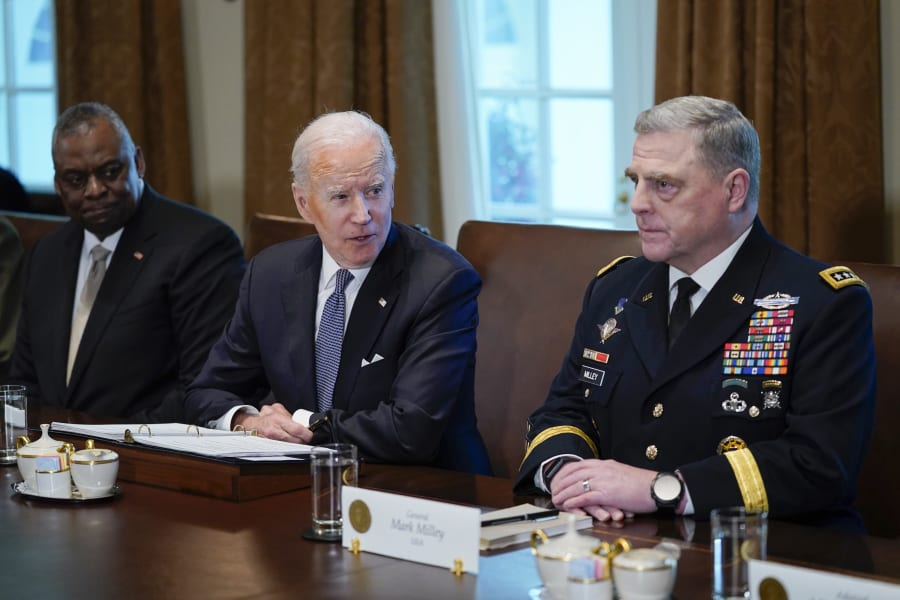 拜登（中间）在2022年4月的一场会议上和美军参谋长联席会议主席马克·米利（右一）听取报告 图源：美媒
