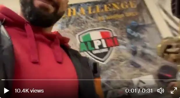 视频背景海报上显示ALPINI CHALLENGE标志