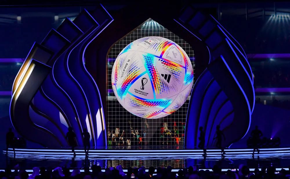 ▲当地时间2022年4月1日，卡塔尔世界杯抽签仪式现场大屏幕上展示官方用球。图/新华社
