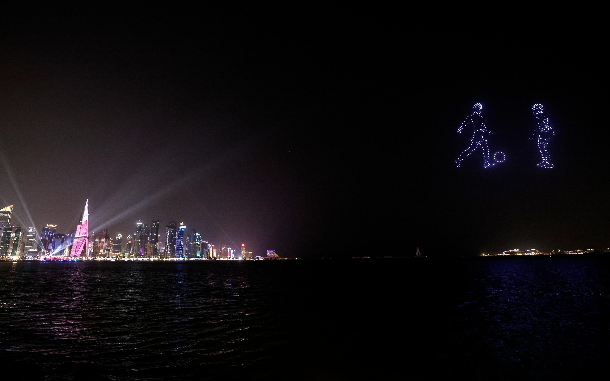 ▲11月19日，卡塔尔世界杯国际足联球迷广场启动仪式上，无人机在进行表演。图/新华社
