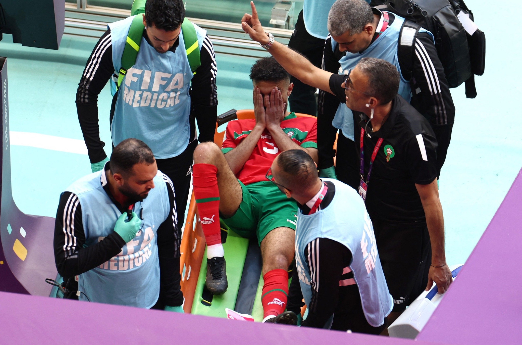 虽然球员在之后曾想继续比赛，但是马兹拉维在队医检查后被换下场担架抬离。据悉，马兹拉维受伤的部位是腰部