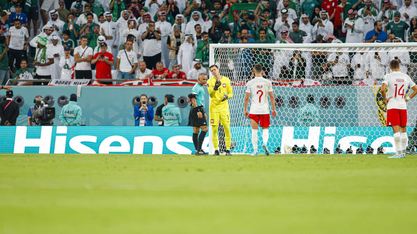 在莱万锁定胜局前，波兰门将什琴斯尼扑出了沙特的点球。
