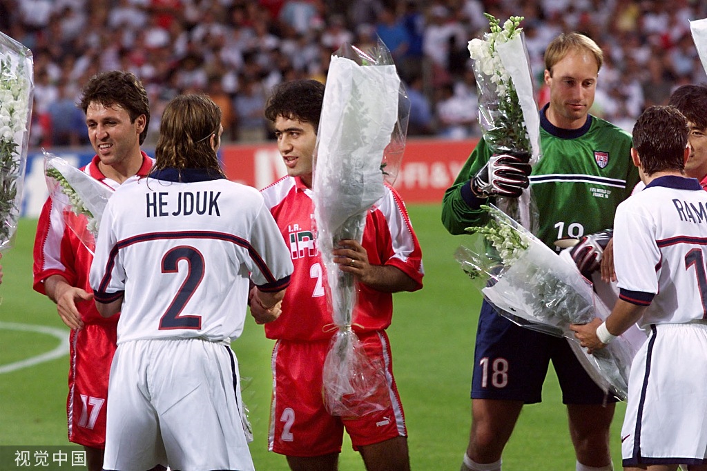 1998年，伊朗球员向美国球员送上了象征和平的白玫瑰。