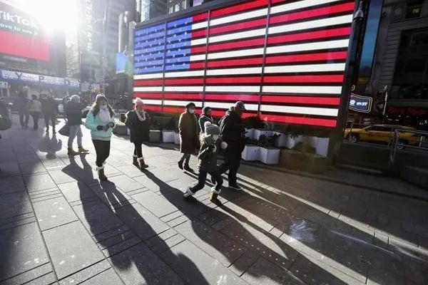 ▲人们走过美国纽约时报广场。图/新华社