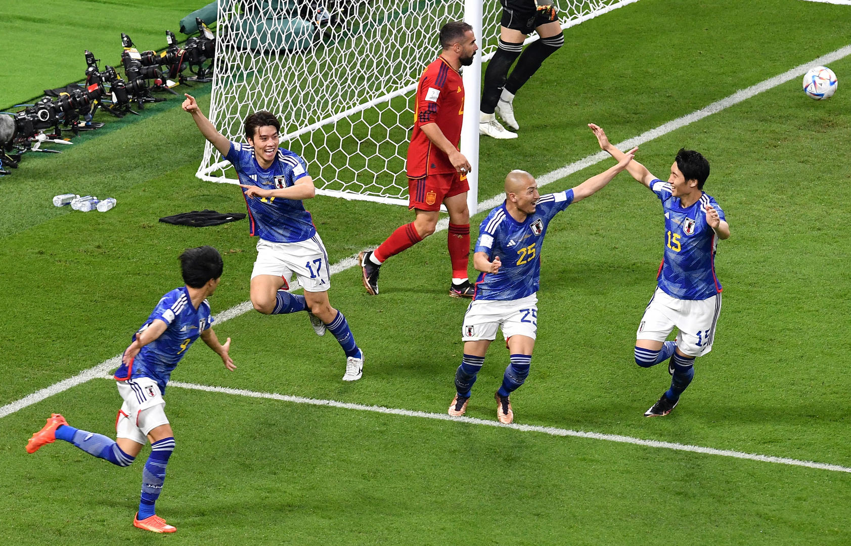 日本队庆祝进球 图据视觉中国