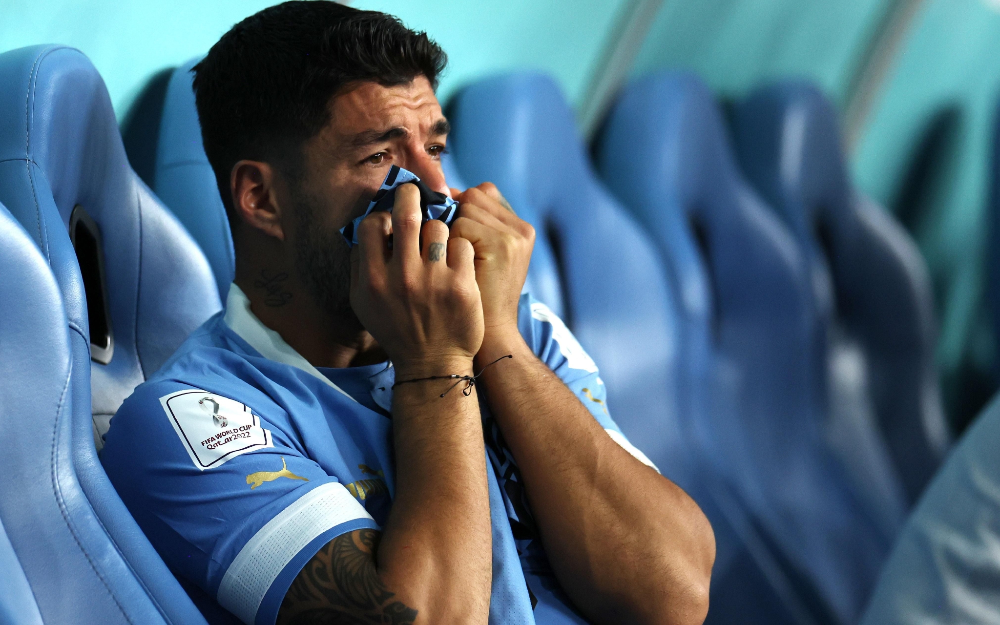 乌拉圭无缘淘汰赛，老将苏亚雷斯在替补席哭泣。  图/视觉中国