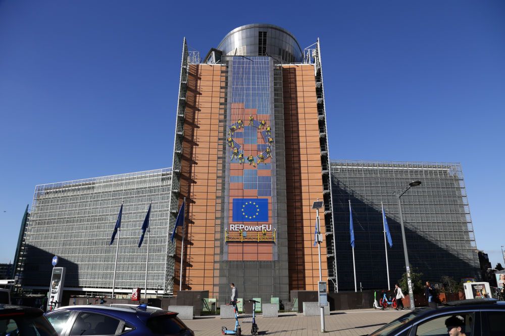 这是在比利时布鲁塞尔拍摄的欧盟委员会总部大厦。新华社记者郑焕松摄