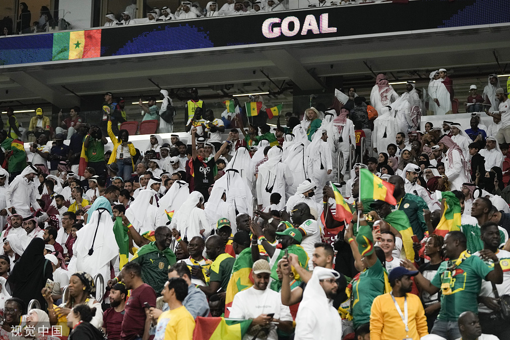 目睹卡塔尔队不敌塞内加尔，失望的本地球迷退场。