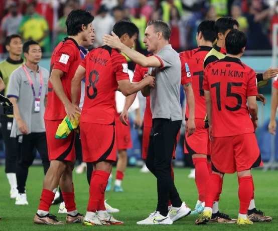 本届世界杯期间，韩国队对战巴西时，本托在球场边鼓励韩国球员。图自韩媒