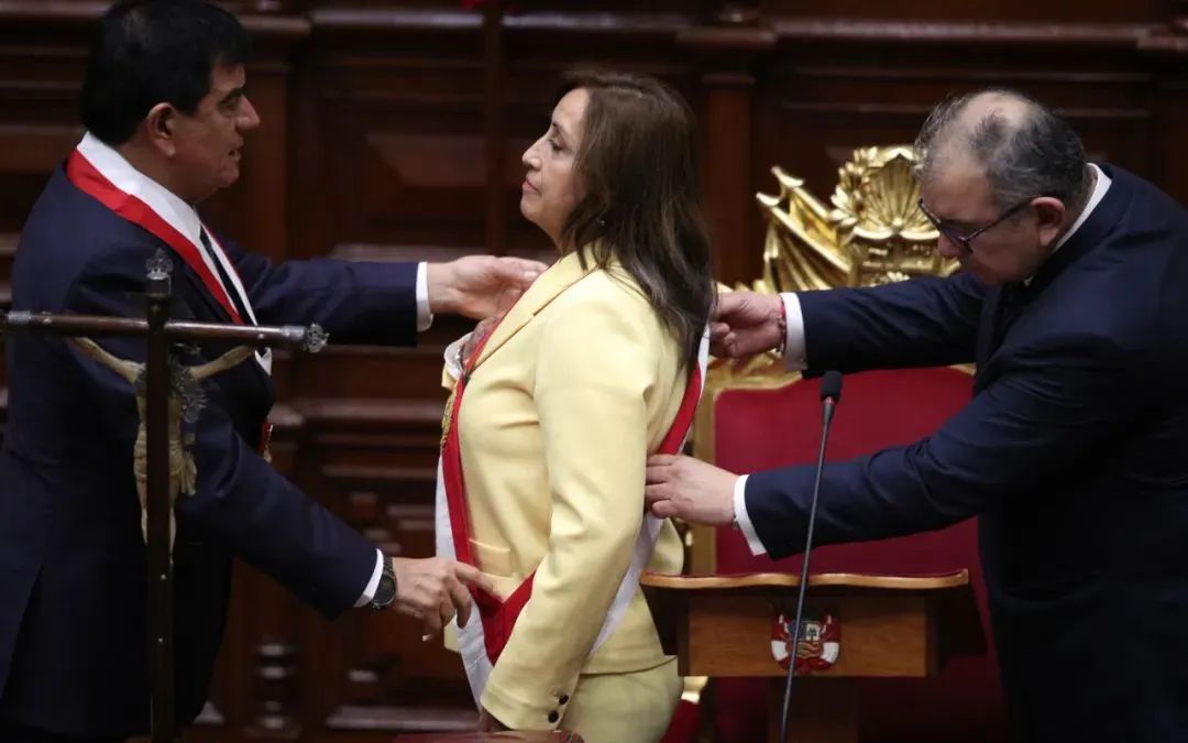 ▲当地时间2022年12月7日，秘鲁首都利马，前副总统博卢阿特在国会宣誓就职，并接受总统绶带。图/视觉中国