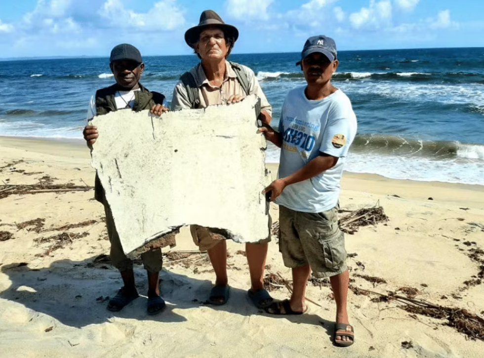 吉布森和发现MH370残骸的渔民合影